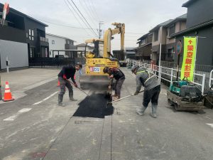 その３-写真６　開削部施工状況（仮舗装）